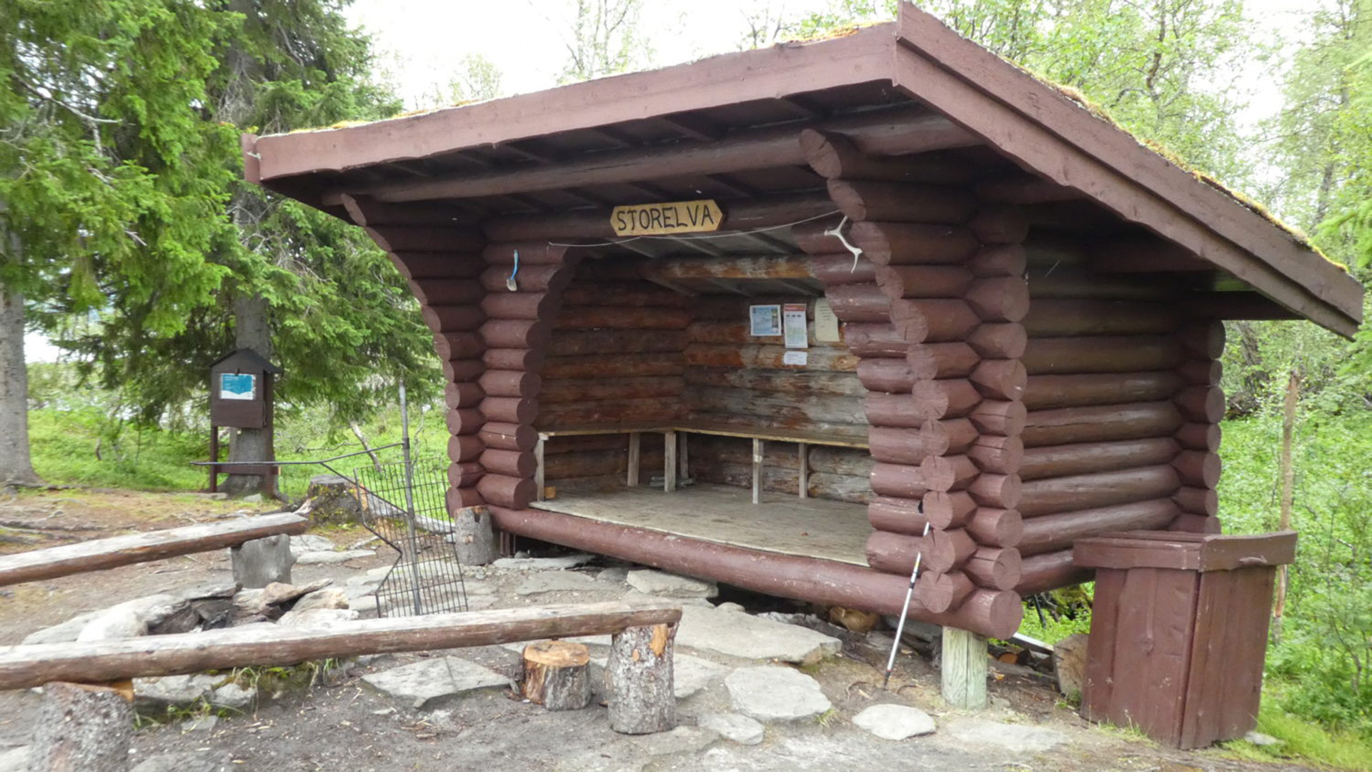 The rustic shelter at the Storelva
