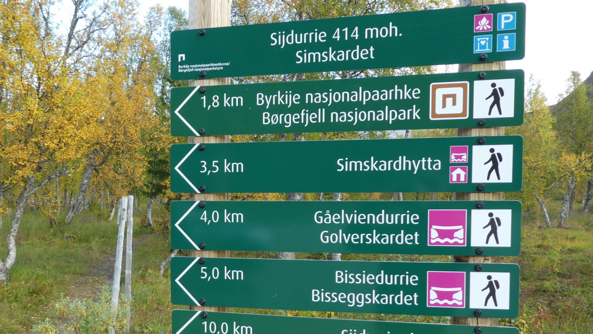 Sign that stands in Simskardet. Shows route and distances to Børgefjell National Park 1.8 km Simskardhytta 3.5 km Golverskardet 4.0 km Bissegskarder 5.0 km