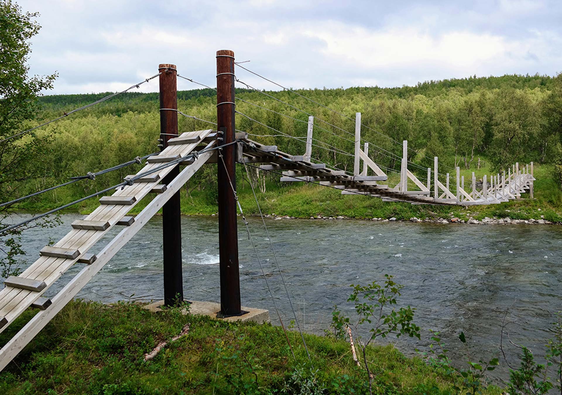 Hängebrücke über den Fluss Susna